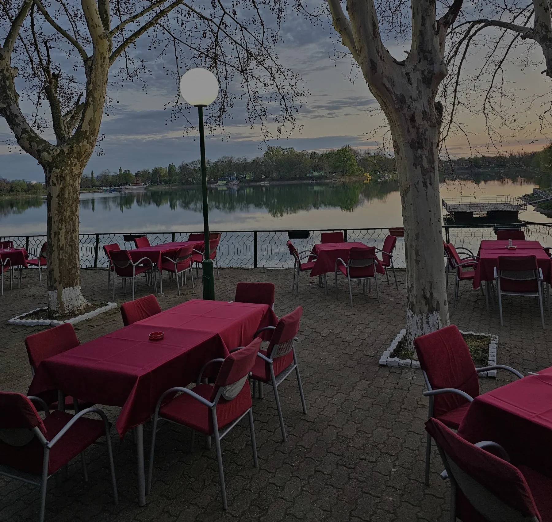 Terasa restorana Novo Jezero u sumrak