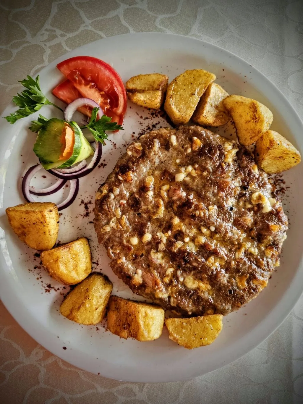 Pljeskavica sa krompirom i garniturom